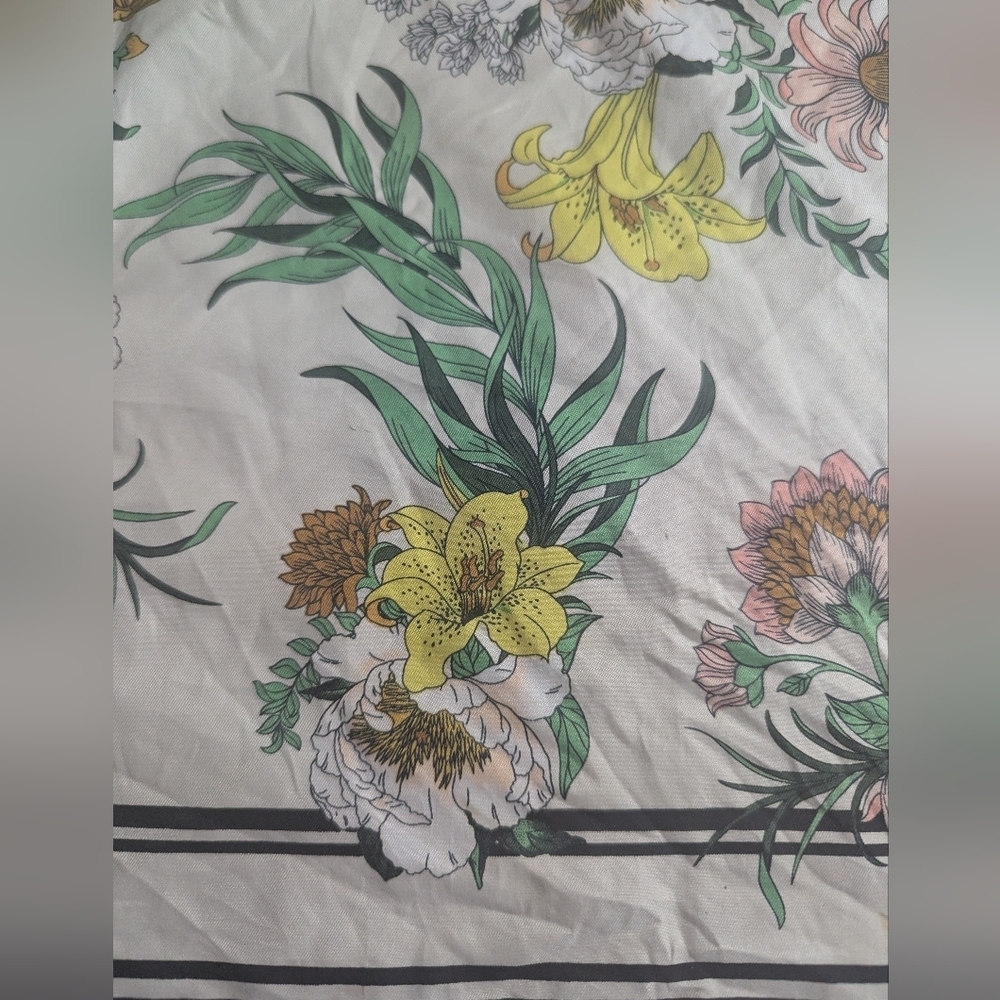 🌸 H&M Floral Square Scarf – 21” x 21” Botanical Print - Picture 4 of 4